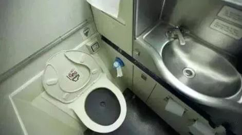 在飞机上用厕所时要小心！空姐不会告诉你的飞机厕所5个真相4厕纸