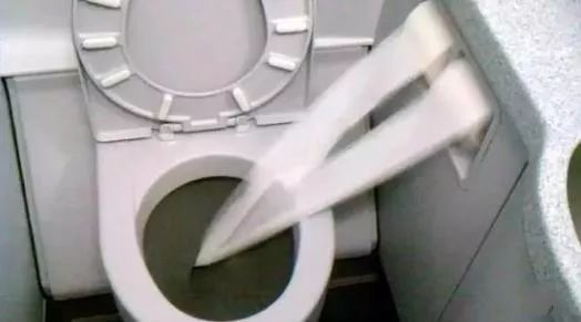 在飞机上用厕所时要小心！空姐不会告诉你的飞机厕所5个真相1马桶吸力